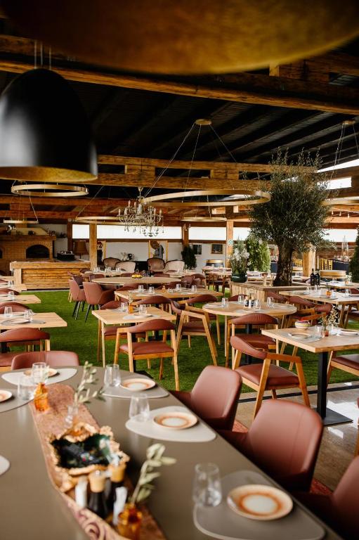 Restaurace v ubytování Domeniile Martinutzi -Hotel Cardinal si Conac Rhedey