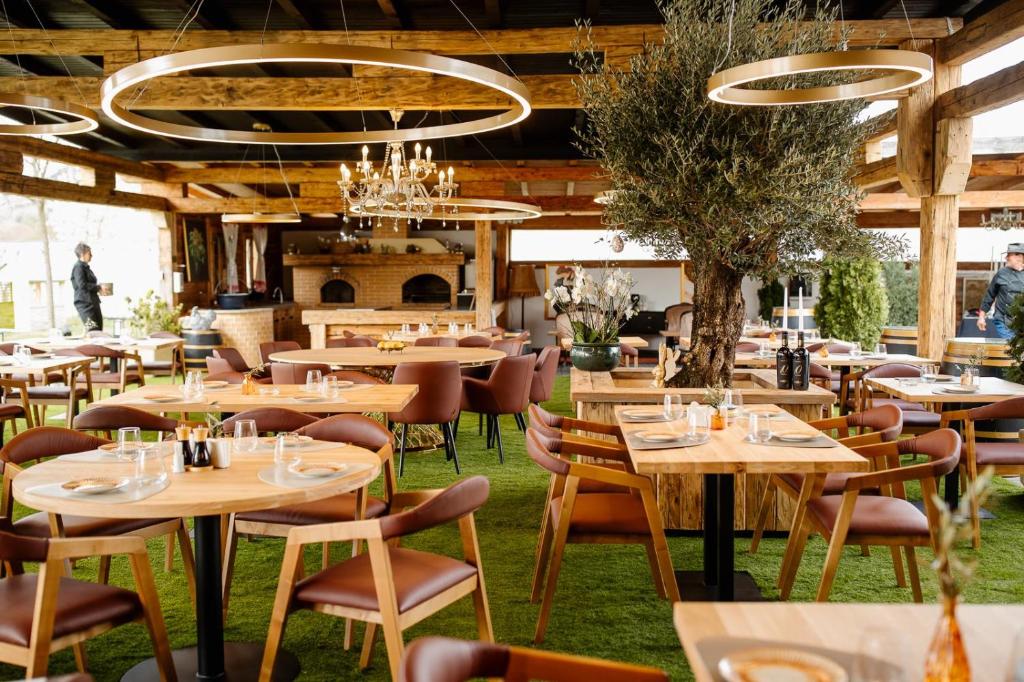 Restaurace v ubytování Domeniile Martinutzi -Hotel Cardinal si Conac Rhedey