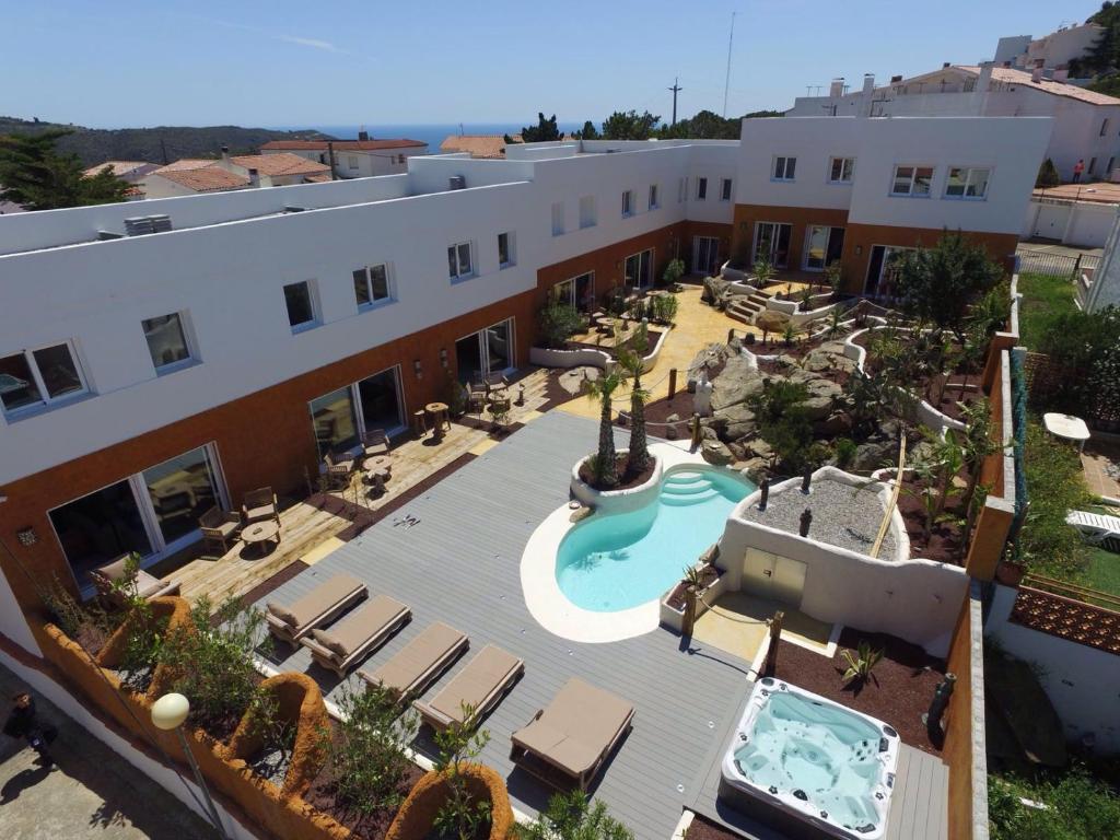 an aerial view of a hotel with a swimming pool at Vista Roses Mar - Villas Batik in Roses