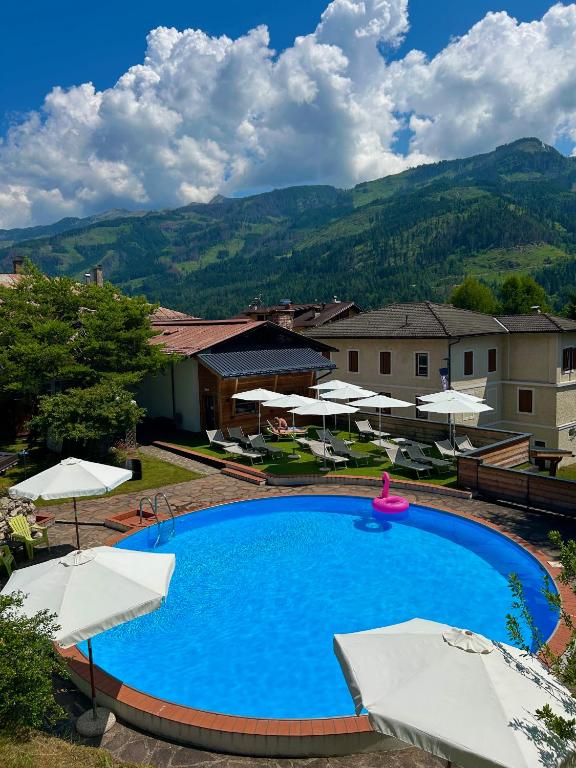 Nespecifikovaný výhled na hory nebo výhled na hory při pohledu z hotelu