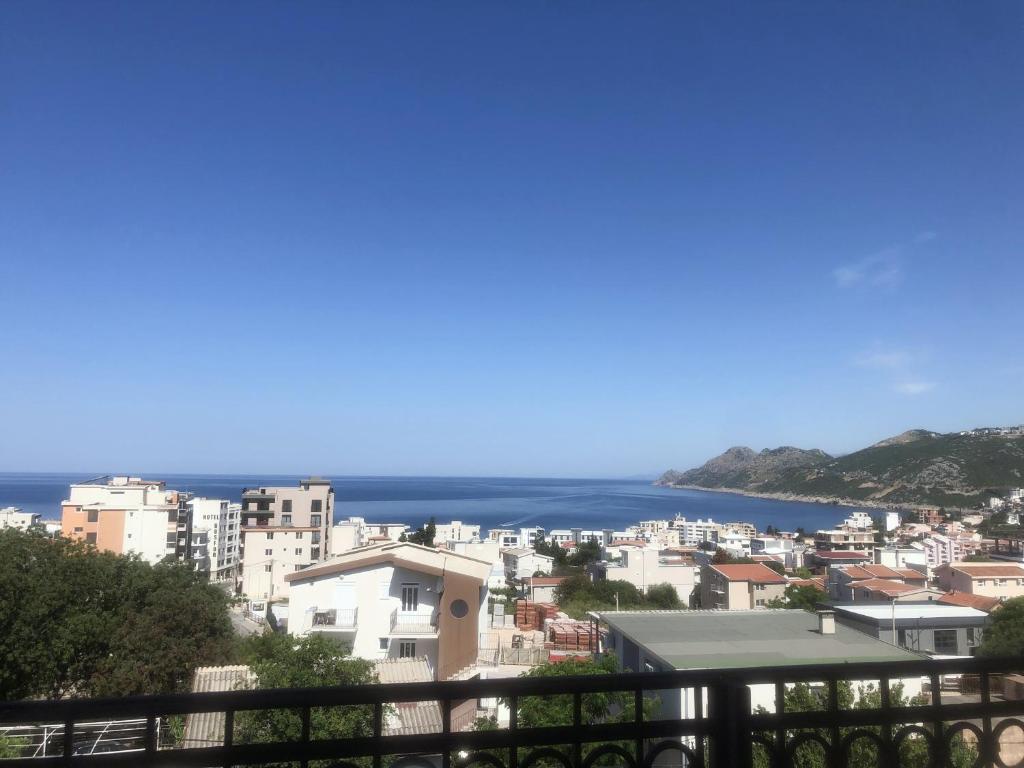 uitzicht op de oceaan vanuit een stad bij Simple Joys Apartment in Bar