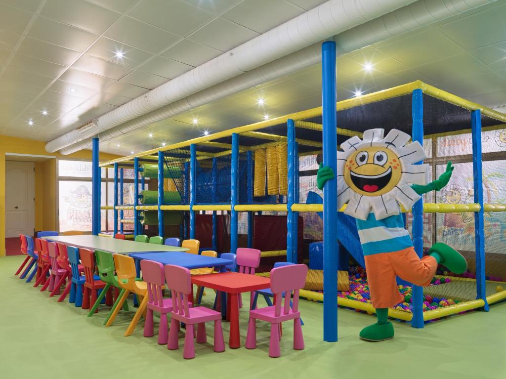 Dětský klub v ubytování H10 Cambrils Playa