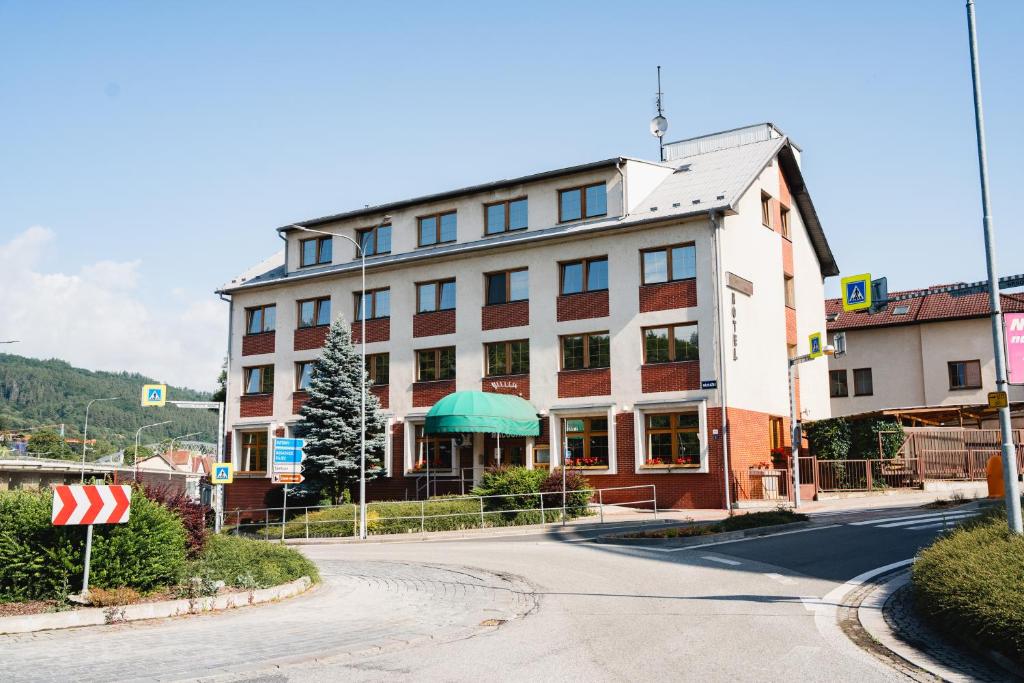 Nespecifikovaný výhled na hory nebo výhled na hory při pohledu z hotelu