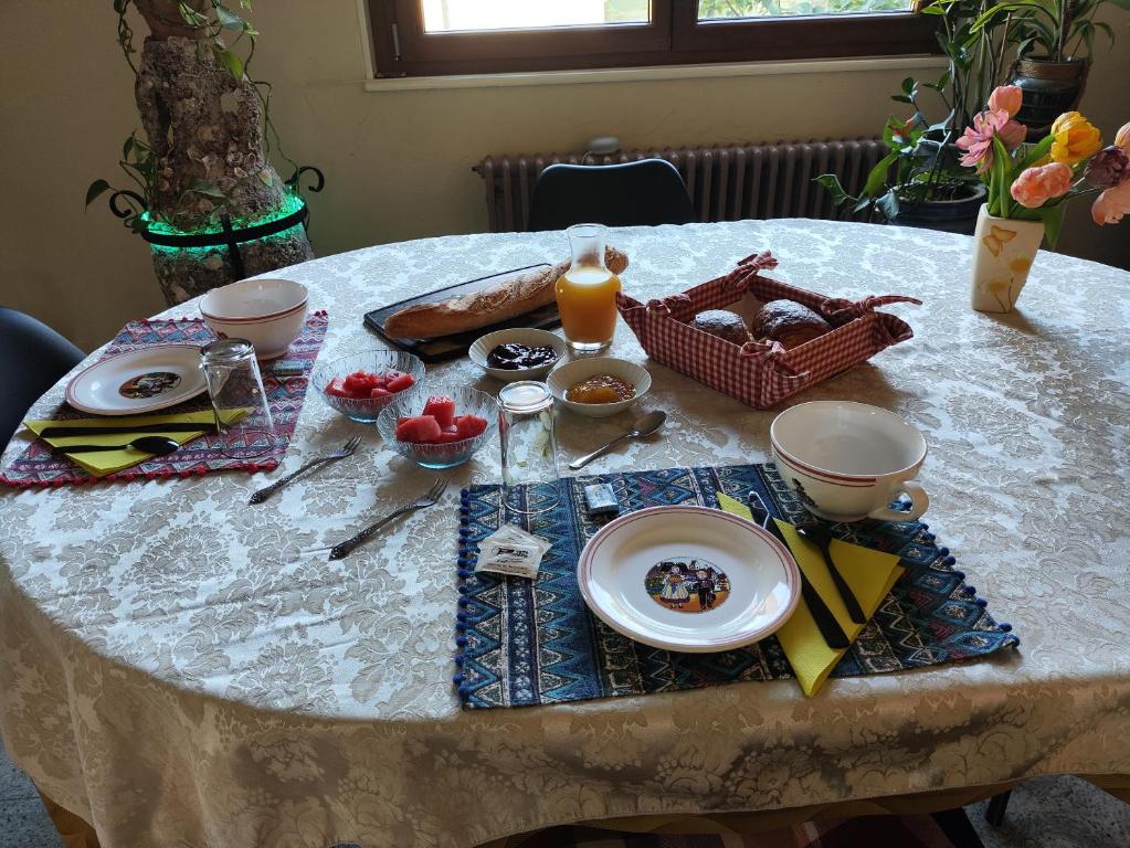 Colmar "Room" chambre privée chez l'habitant,parking voiture devant la maison,garage moto et vélo,petit déjeuner – photo 4