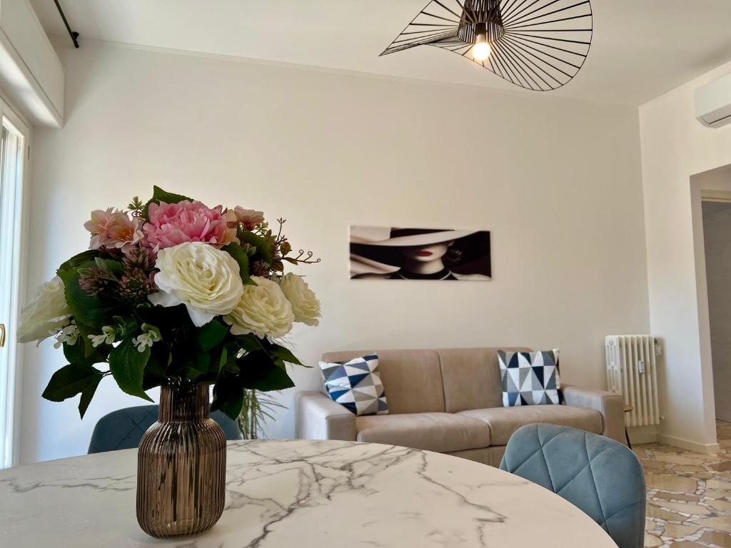 a vase of flowers on a table in a living room at Dimora Francesco in Domodossola