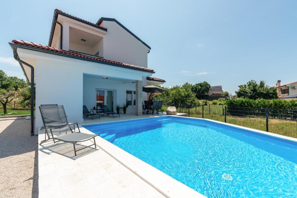 una imagen de una villa con piscina en Villa Renči, en Buje
