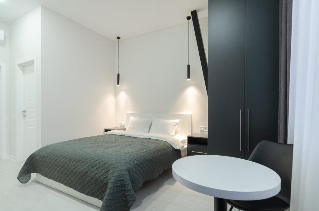 Postel nebo postele na pokoji v ubytování Petrovdom Apartments 14-2 in RC Diplomat Hall, Zhylianska 59