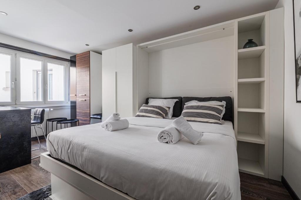 une chambre avec un grand lit avec deux oreillers dessus dans l'établissement Studio Or - Studio à la Krutenau, à Strasbourg