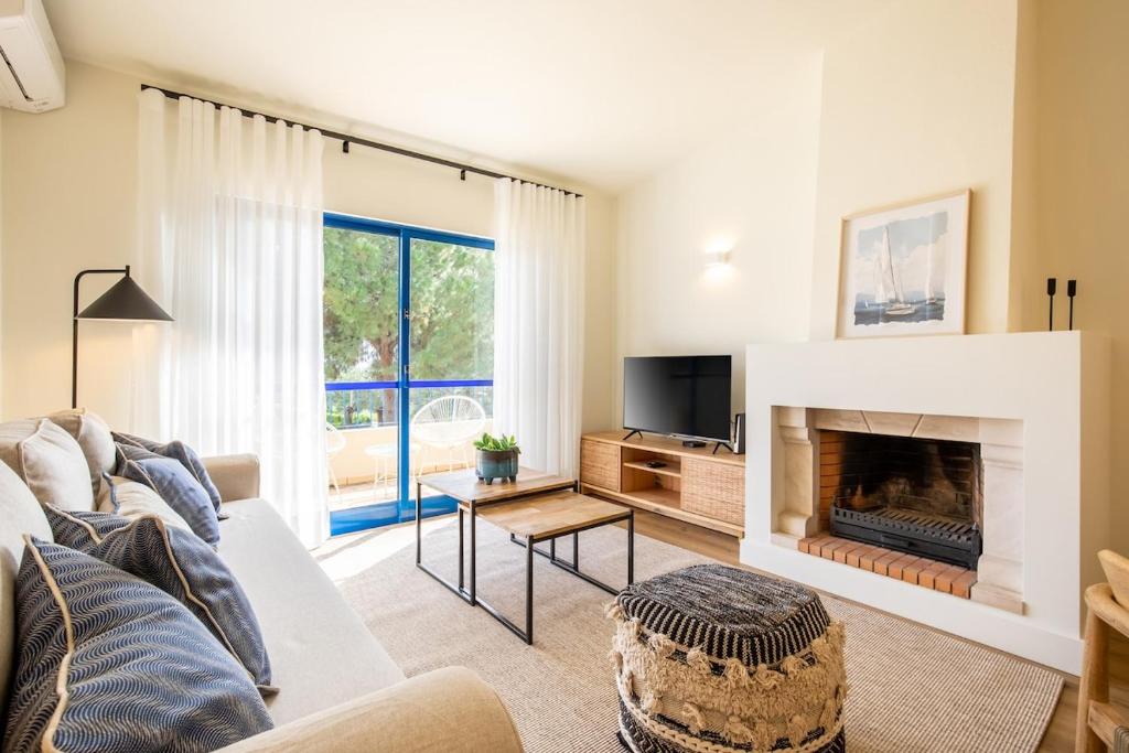Modern 1BR Apartment with Pool & Balcony