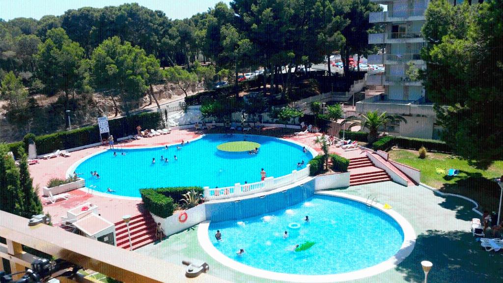 an overhead view of a large swimming pool at Apartsalou Lea in Salou