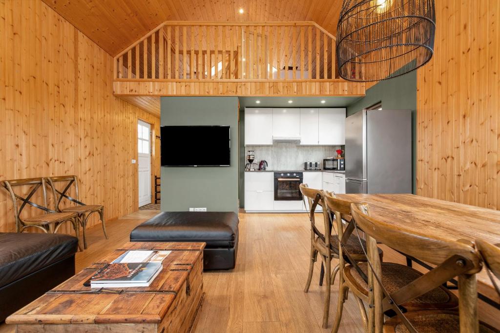TV a/nebo společenská místnost v ubytování Ocean Break Cabins