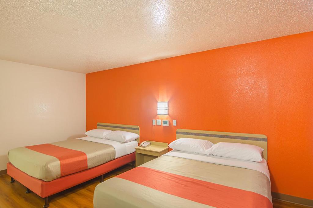 Motel 6-Redding, CA - South - Deluxe Queen Room With Two Queen Beds