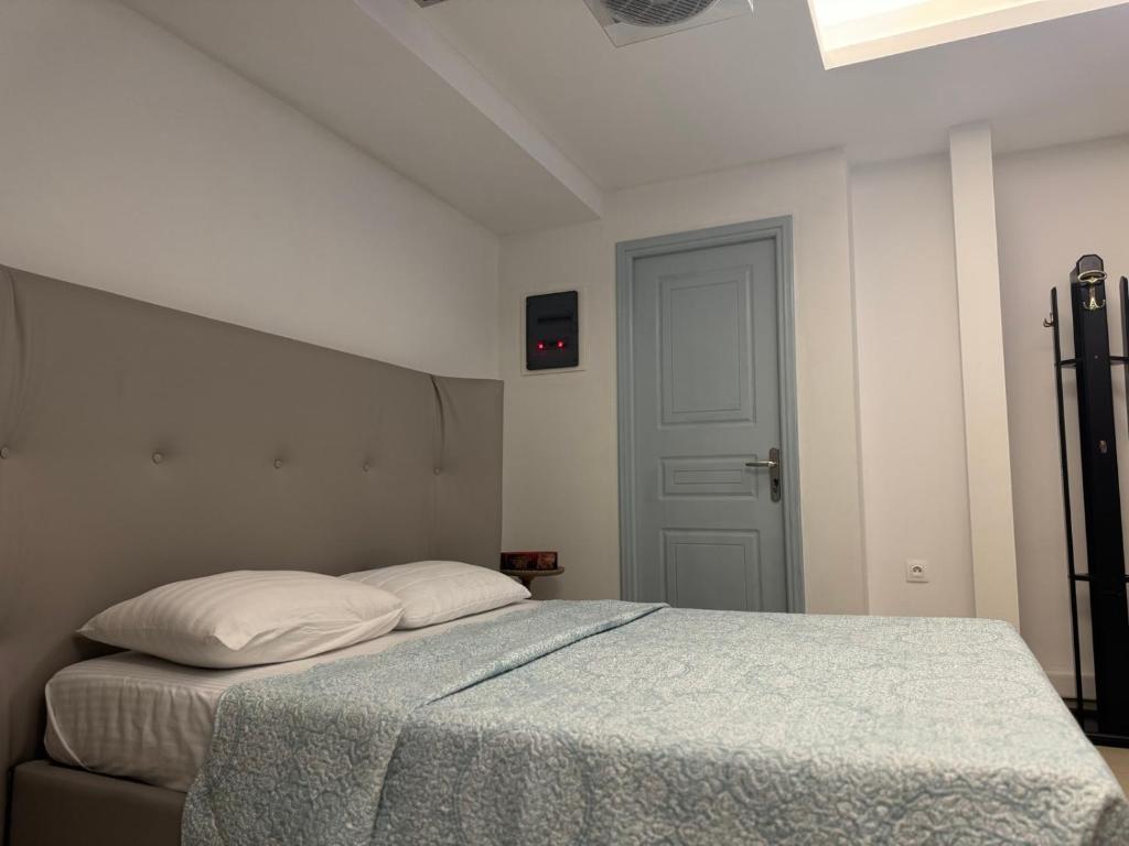 Postel nebo postele na pokoji v ubytování Αρέθουσα Jungle τριάρι 65τμ.