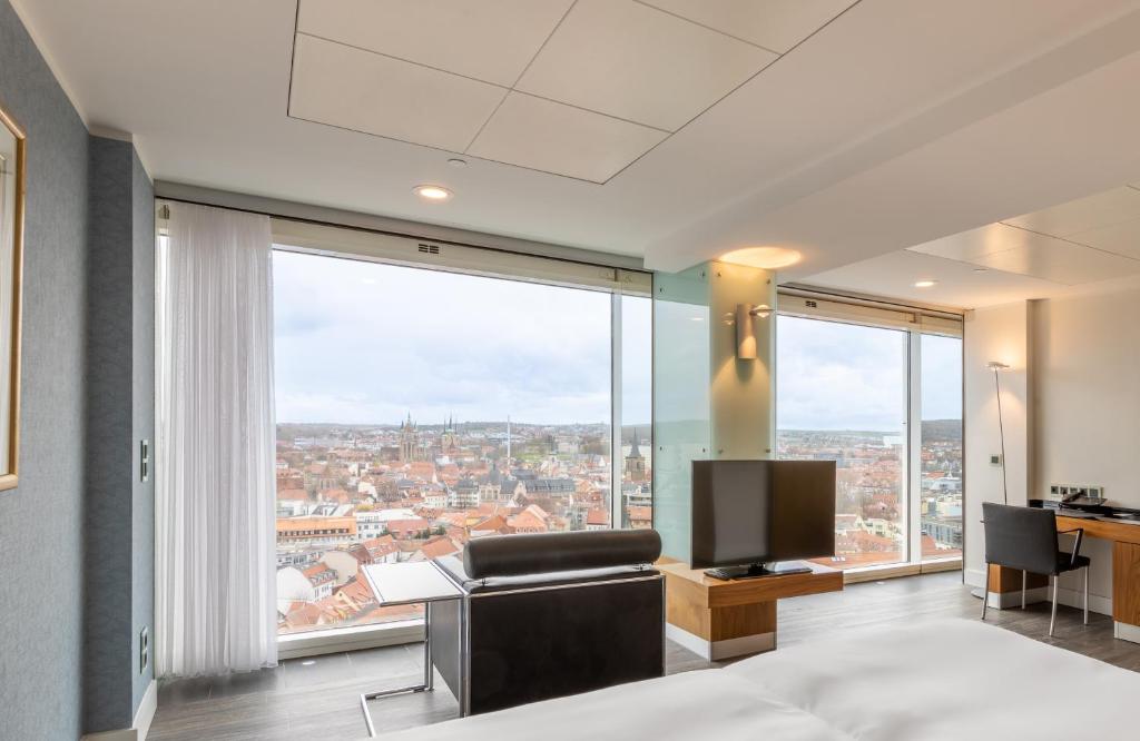 TV a/nebo společenská místnost v ubytování NYX Hotel Erfurt by Leonardo Hotels