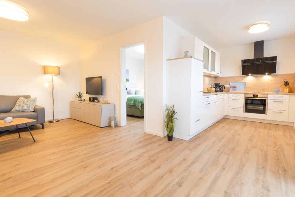 a living room with a kitchen and a bedroom at Dorumer Sielhuus 4 - Ferienwohnung mit Garten und Sauna in Dorum