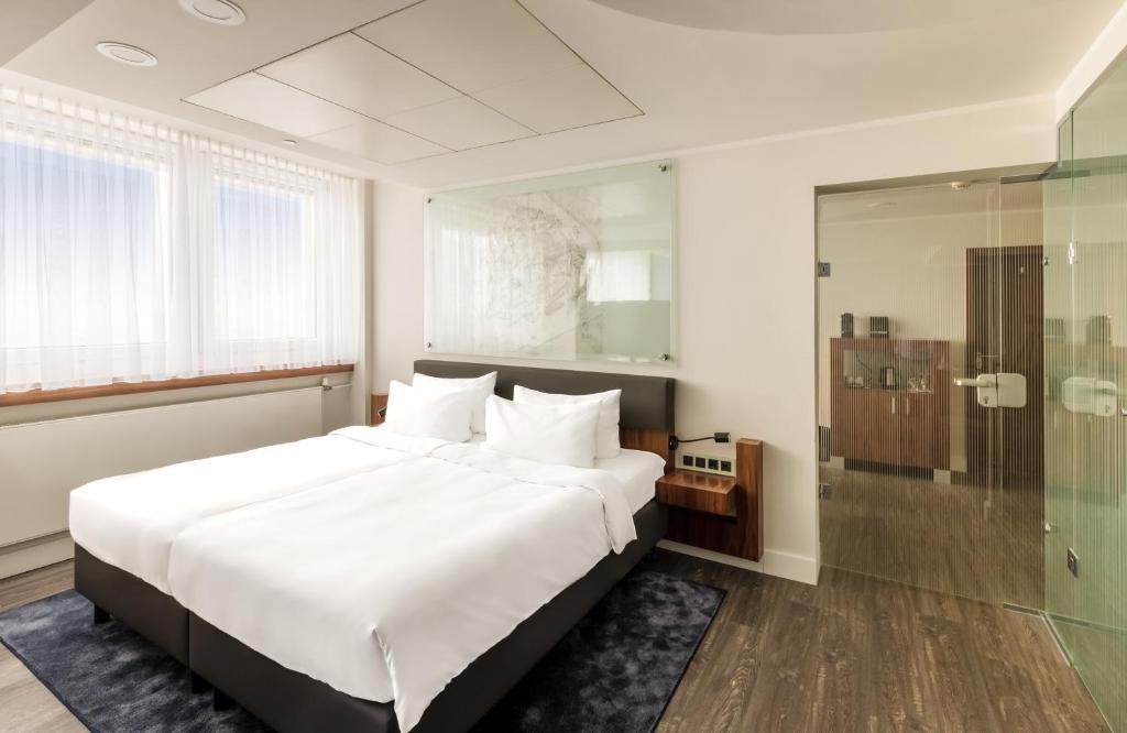 Postel nebo postele na pokoji v ubytování NYX Hotel Erfurt by Leonardo Hotels