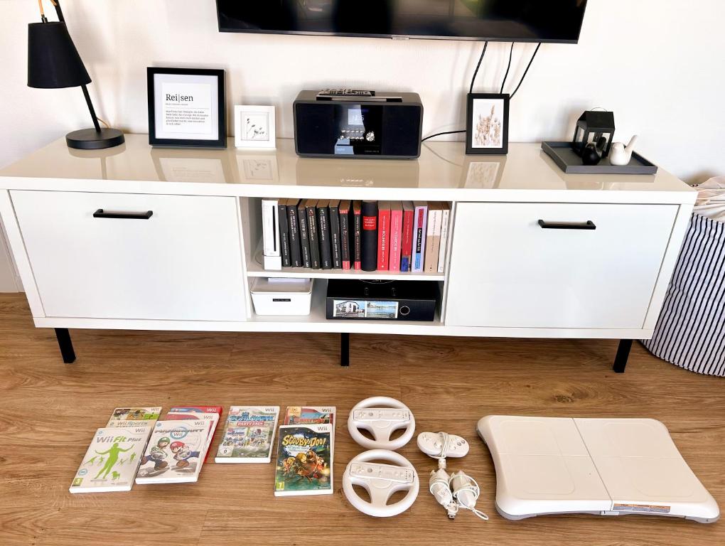 TV a/nebo společenská místnost v ubytování Vinkennest am Diemelsee - Sonnenweg 44 - Kinderfreundliche Ferienwohnung mit Sauna, Terrasse, Garten und Seeblick! Bitte den gewünschten Zeitraum trotz fehlender Preise im Kalender auswählen!