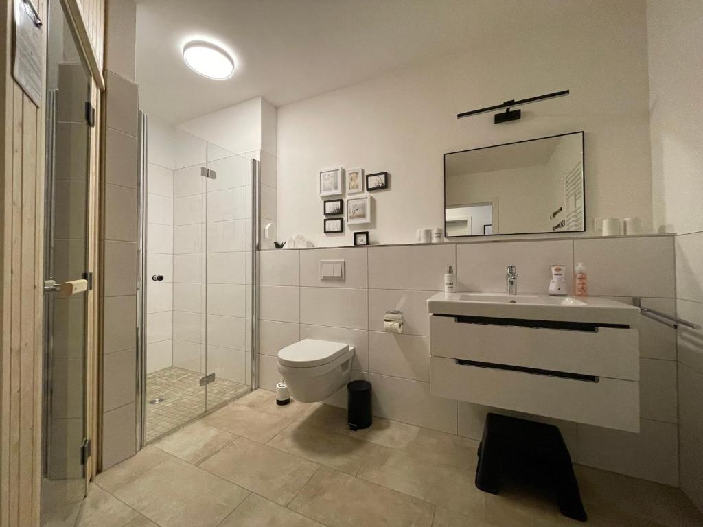 Koupelna v ubytování Vinkennest am Diemelsee - Sonnenweg 44 - Kinderfreundliche Ferienwohnung mit Sauna, Terrasse, Garten und Seeblick! Bitte den gewünschten Zeitraum trotz fehlender Preise im Kalender auswählen!