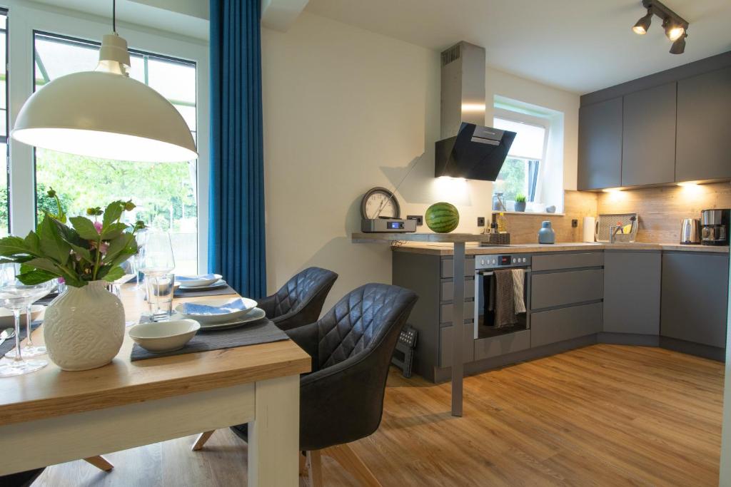 Kuchyň nebo kuchyňský kout v ubytování Ostseeidylle Ringhus Kellenhusen - nur wenige Meter vom Strand entfernt