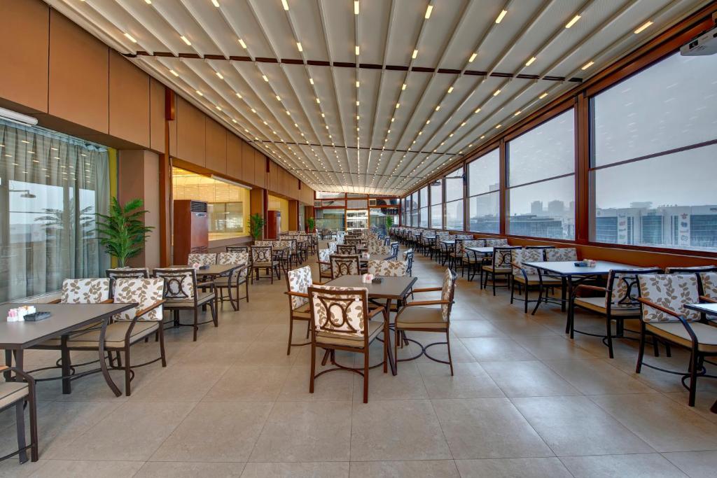 Restaurace v ubytování Two Seasons Hotel & Apartments