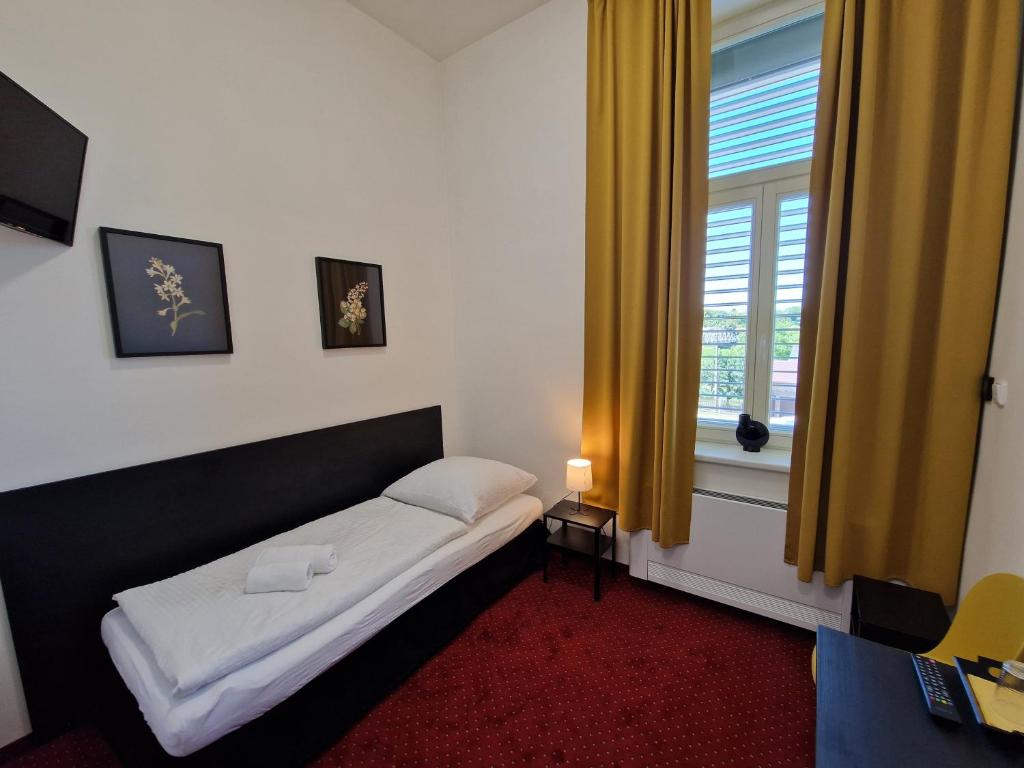 Postel nebo postele na pokoji v ubytování Hotel Pod Zeleným Dubem