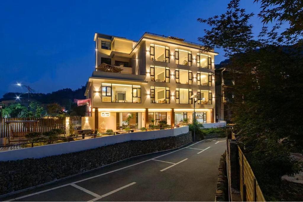JiawanMountain and Bamboo Holiday Homestay Zhangjiajie Forest Park Branch的街道上灯火通明的大建筑