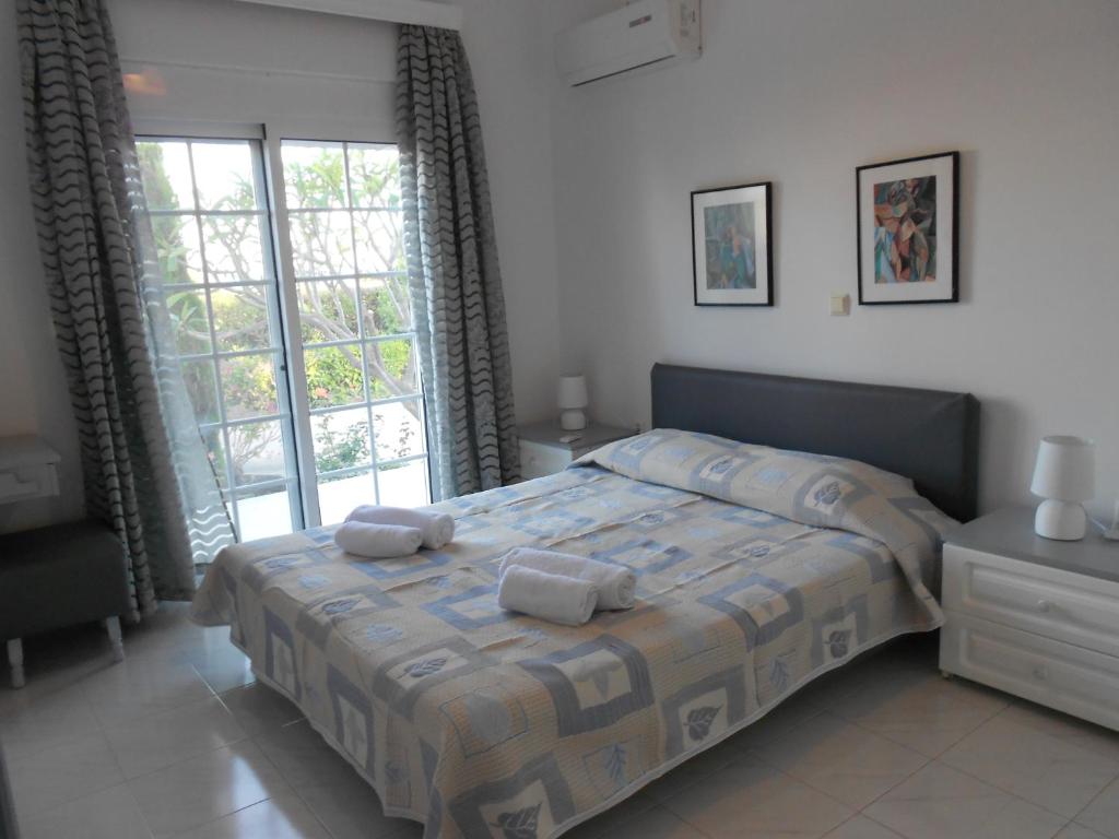 ゲンナジーにあるGennadi Sea Maridina Villaのベッドルーム1室(ベッド1台、タオル2枚付)