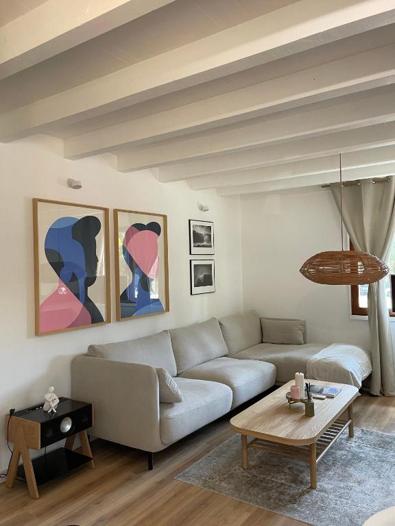 un salon avec un canapé et une table dans l'établissement Villa Oceanside Embassy Surf House, à Seignosse