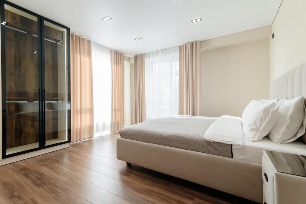 Et opholdsområde på Luxury 2,5-Bedroom with Netflix and Free public Parking - GrandStay md Apartments