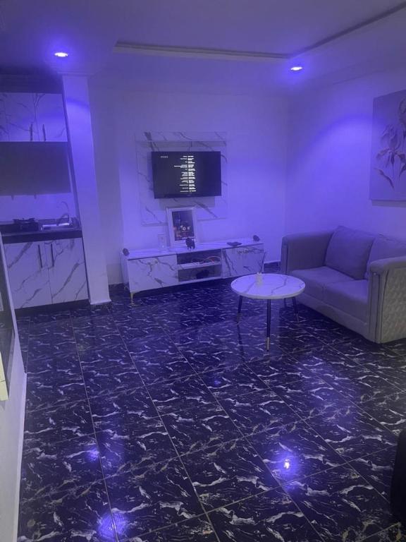 TV a/nebo společenská místnost v ubytování Demayafolo suite