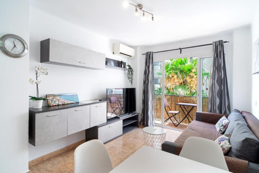 salon z kanapą i telewizorem w obiekcie Apartmento Caribe Centro Casasol w mieście Nerja