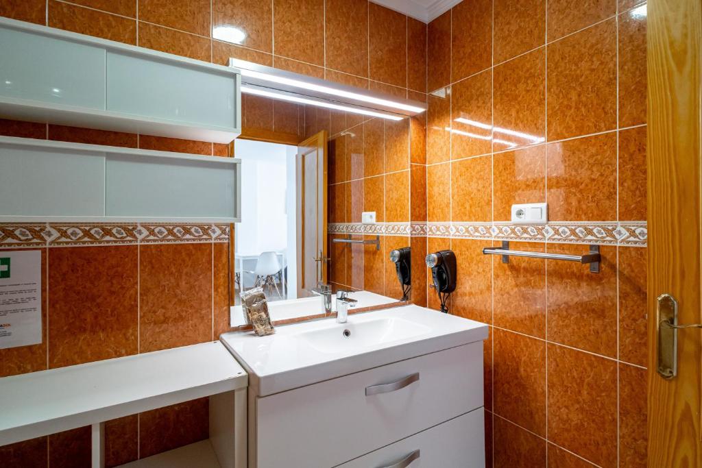 łazienka z umywalką i lustrem w obiekcie Apartmento Caribe Centro Casasol w mieście Nerja