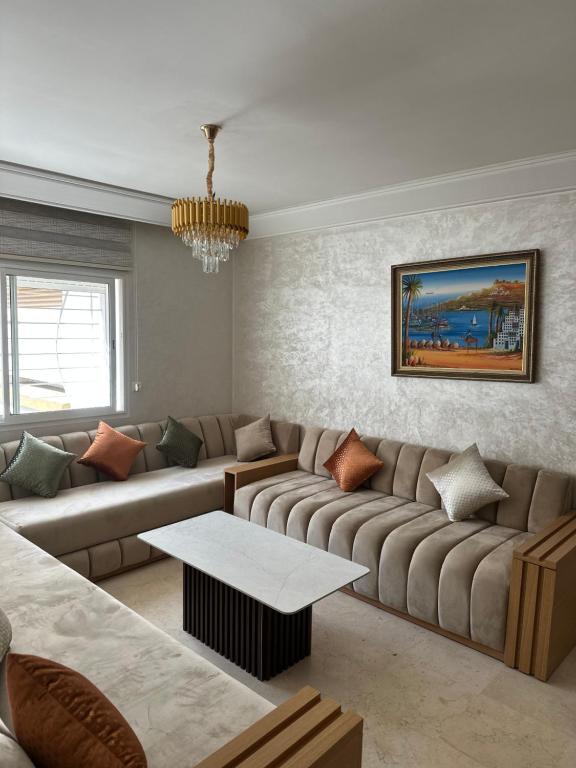 Posezení v ubytování Central Modern Apt , Vibrant Local Area , Airport Service