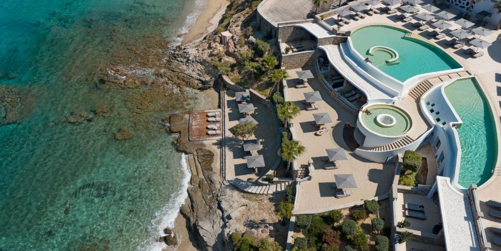 widok z lotu ptaka na ośrodek wypoczynkowy położony nad oceanem w obiekcie Anax Resort and Spa w mieście Agios Ioannis