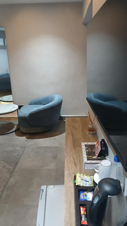 Ein Sitzbereich in der Unterkunft Zero Degrees Hotel