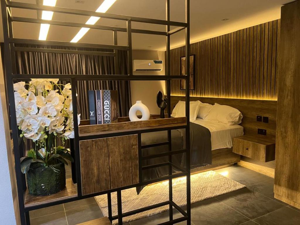 ein Schlafzimmer mit Etagenbett und ein Schlafzimmer mit Blumen in der Unterkunft Zero Degrees Hotel in Port Harcourt