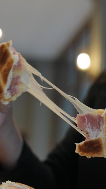 una persona tiene un pezzo di cibo con le bacchette di Hotel Plaza a Formosa