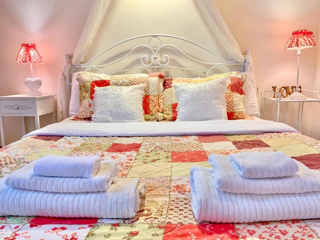 una camera da letto con un letto con cuscini di Casa Dolce Casa a Modica
