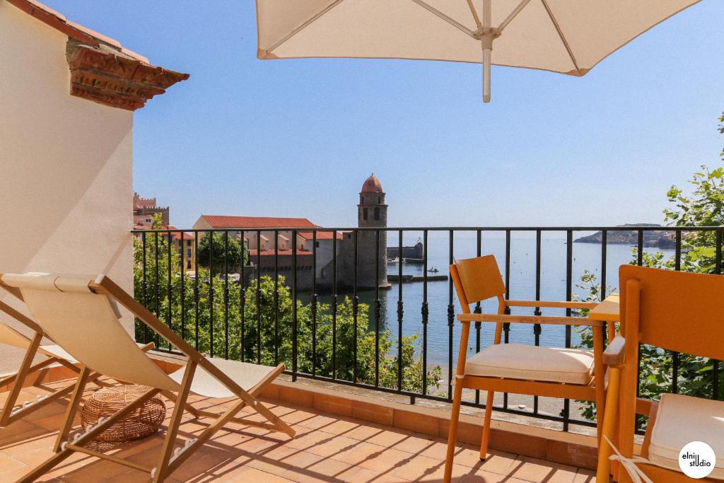a balcony with chairs and a view of the water at Terrasse Matisse in Collioure