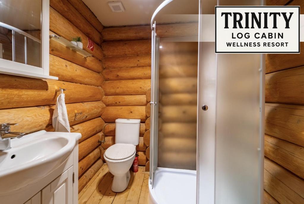 Koupelna v ubytování TRINITY Log Cabin Wellness resort