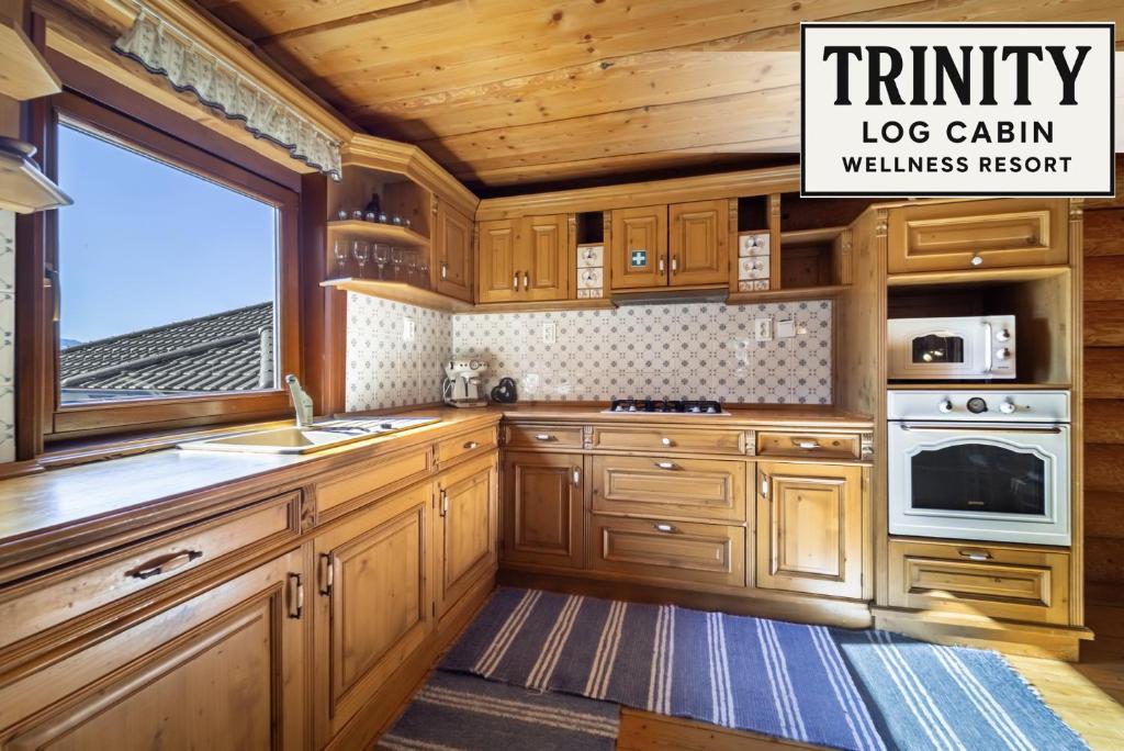 Kuchyň nebo kuchyňský kout v ubytování TRINITY Log Cabin Wellness resort