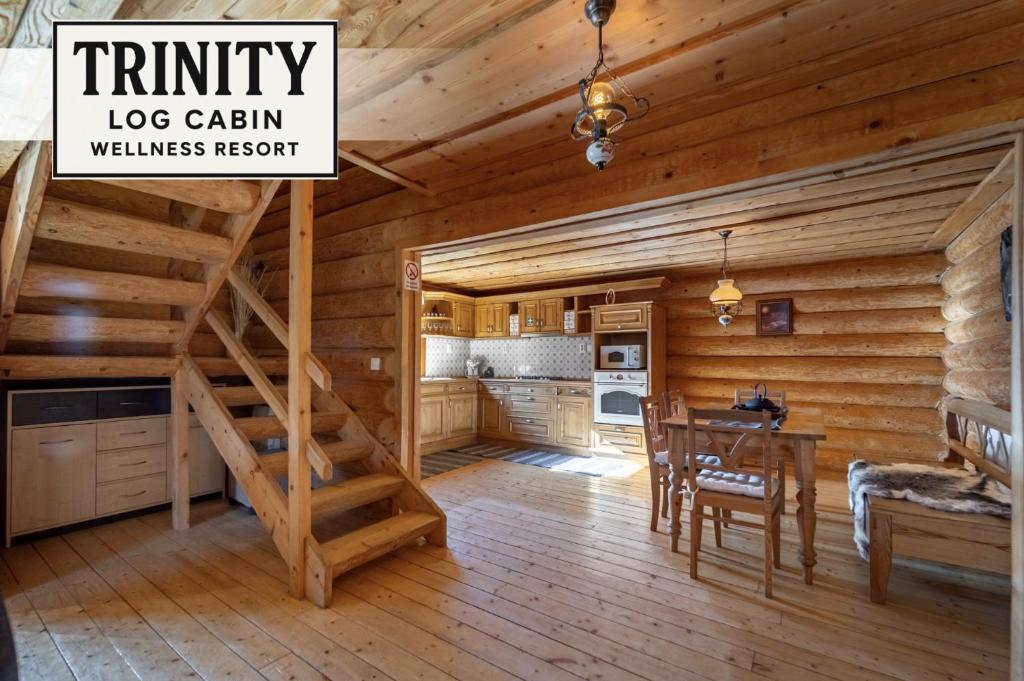 Kuchyň nebo kuchyňský kout v ubytování TRINITY Log Cabin Wellness resort