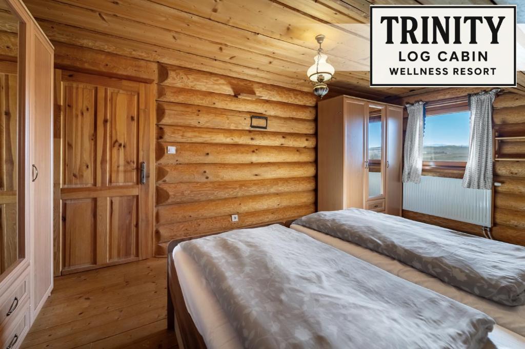 Postel nebo postele na pokoji v ubytování TRINITY Log Cabin Wellness resort