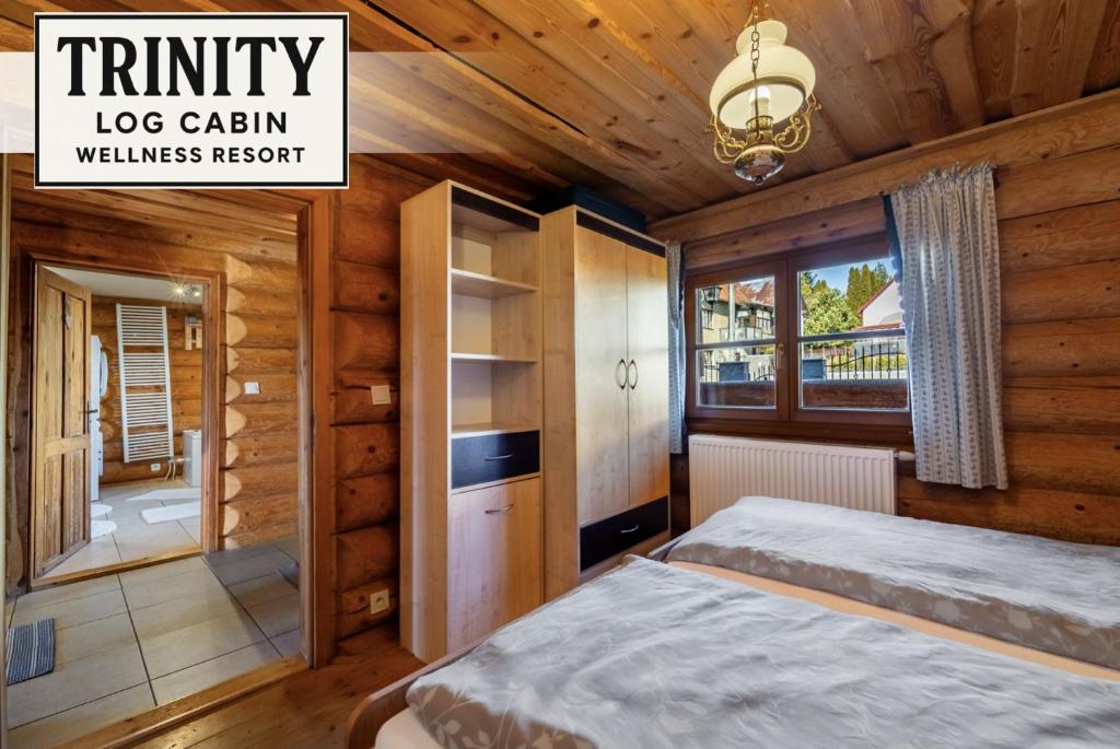 Postel nebo postele na pokoji v ubytování TRINITY Log Cabin Wellness resort
