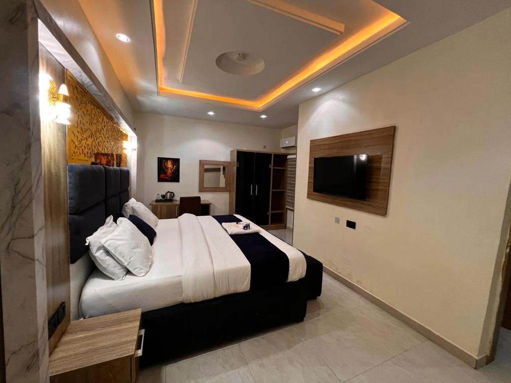 Postel nebo postele na pokoji v ubytování Triple J Universal Hotel and Suites