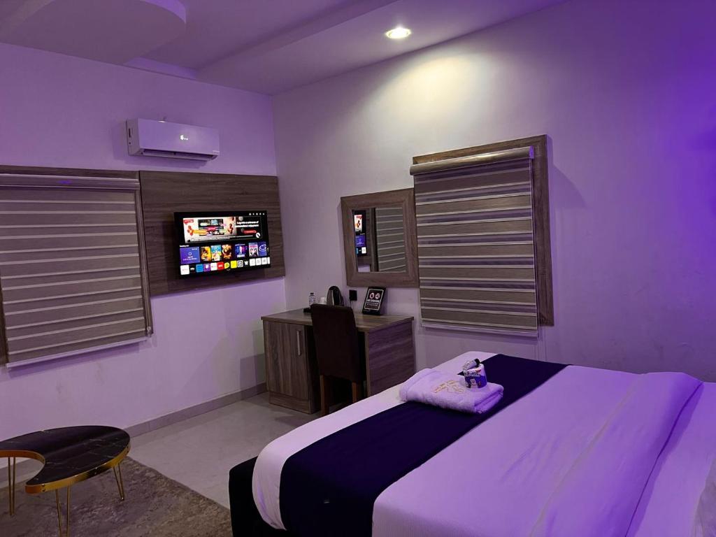 TV a/nebo společenská místnost v ubytování Triple J Universal Hotel and Suites