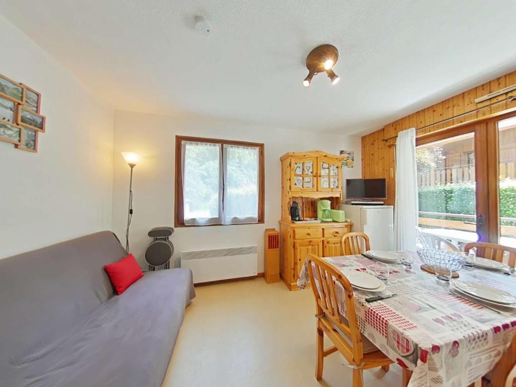 - un salon avec une table et un lit ainsi qu'une salle à manger dans l'établissement Appartement 2 pièces + cabine, proche pistes et centre, parking inclus - Le Grand-Bornand - FR-1-241-212, au Grand-Bornand