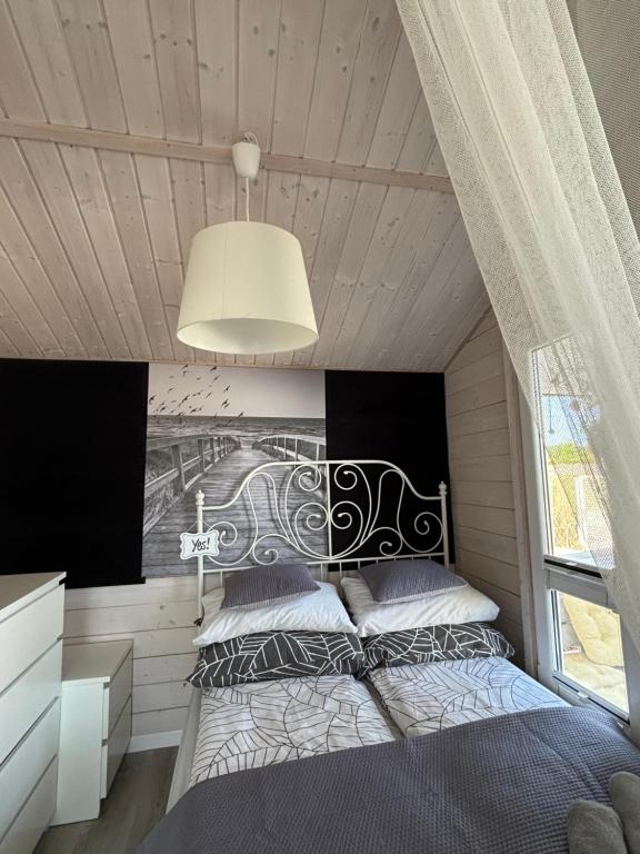 Postel nebo postele na pokoji v ubytování Domki LA MER z własnymi ogródkami- Balia z jacuzzi ,sauna ,rowery, klimatyzacja