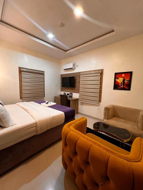 Postel nebo postele na pokoji v ubytování Triple J Universal Hotel and Suites