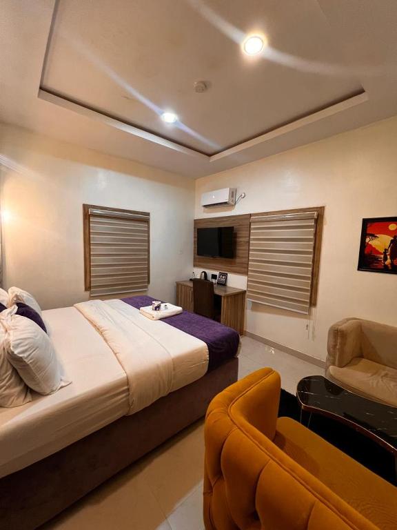 Postel nebo postele na pokoji v ubytování Triple J Universal Hotel and Suites